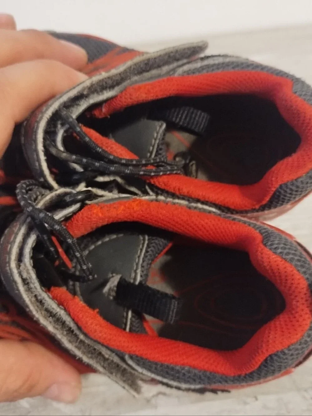 Keen kids u.s.a size 10 Chandler Sneakers Black and Red (UK kids size 9) some